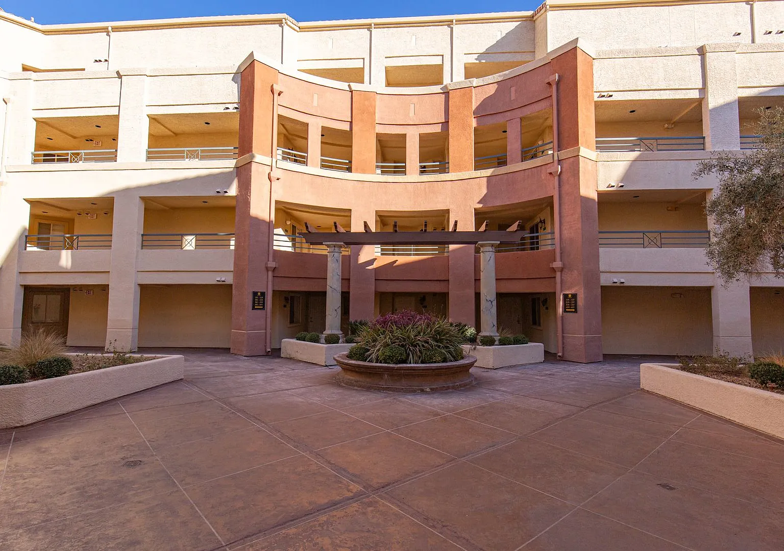 2 Bedroom 2 Bath Condo in Guard Gated Community Near Strip — Photo 4