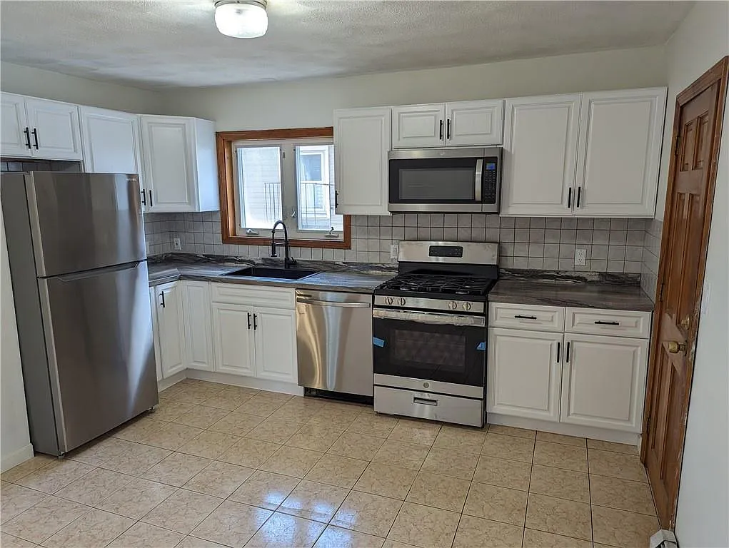 3 bed, 1.0 bath, 1105 sqft, $2,300 — Photo 3