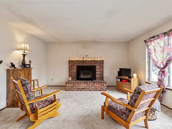 4th image of 419 NE Conifer Drive
