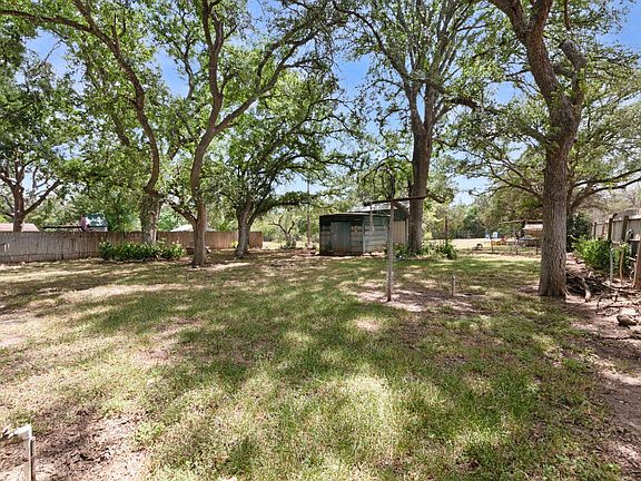 5th image of 208 Oak Ln