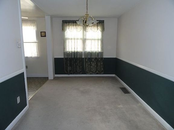 4th image of 732 Surrey Ln