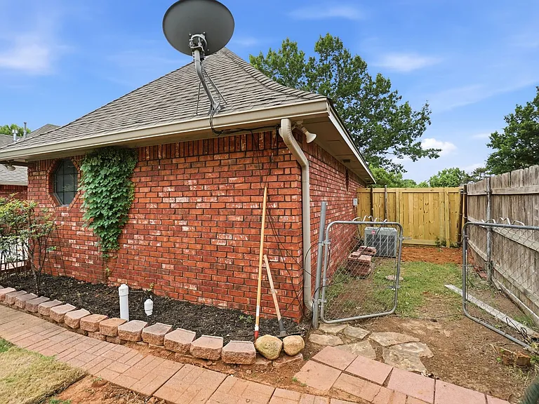 3102 NE Heritage Dr — Photo 21