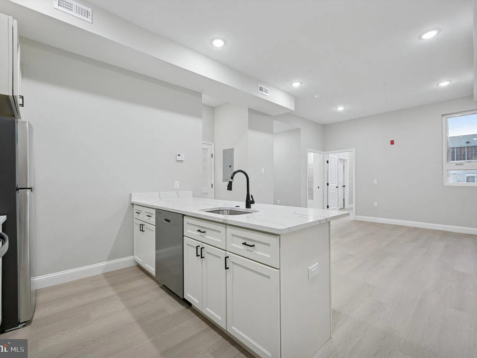 4 bed, 1334 sqft, $2,250 — Photo 2