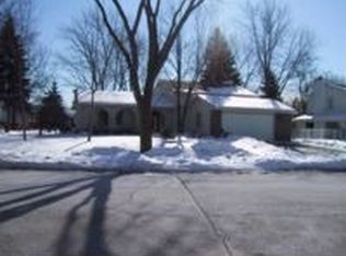 1555 White Trl, Elk Grove Village, IL 60007