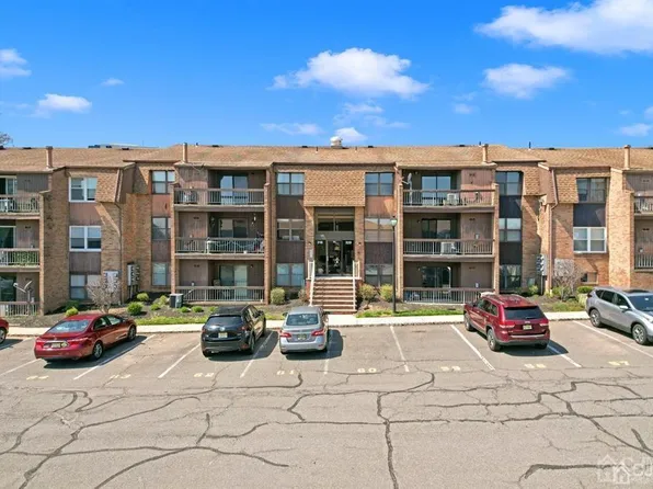 326 Sharon Garden Ct, Woodbridge, NJ 07095