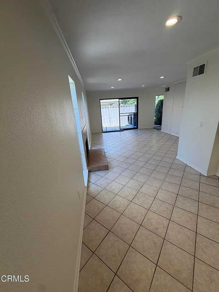 2 bed, 1.0 bath, 921 sqft, $3,300 — Photo 3