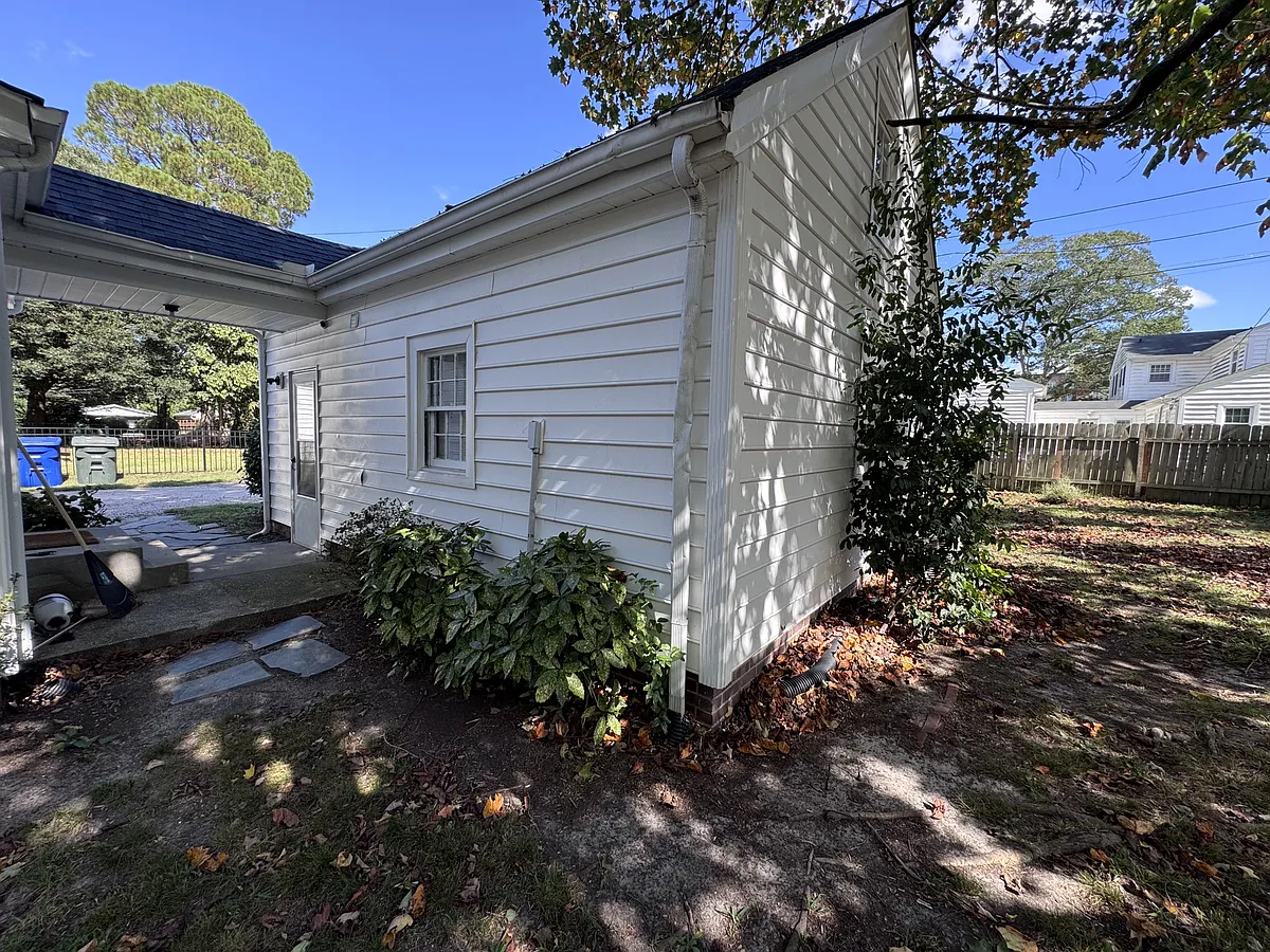 Building Photo - 1105 W Rock Spring Rd #B
