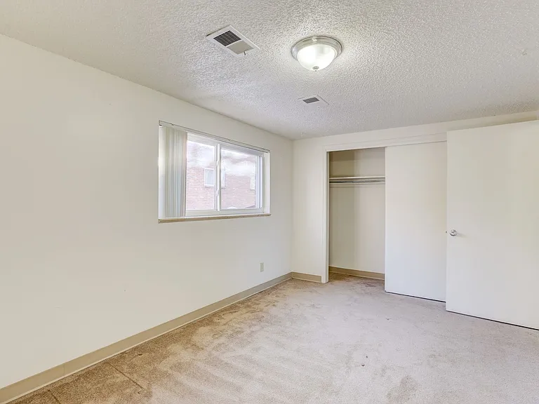 Applewood Crest Townhomes & Apartments — Photo 14