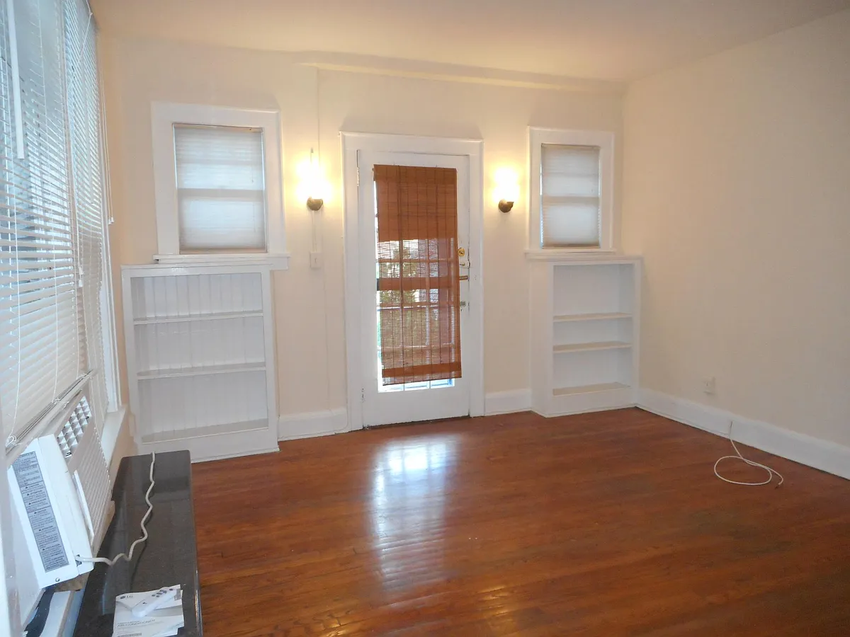 Building Photo - 260 E Broad St #5