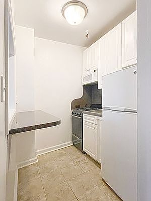 3rd image of 405 E 82nd St APT 5L