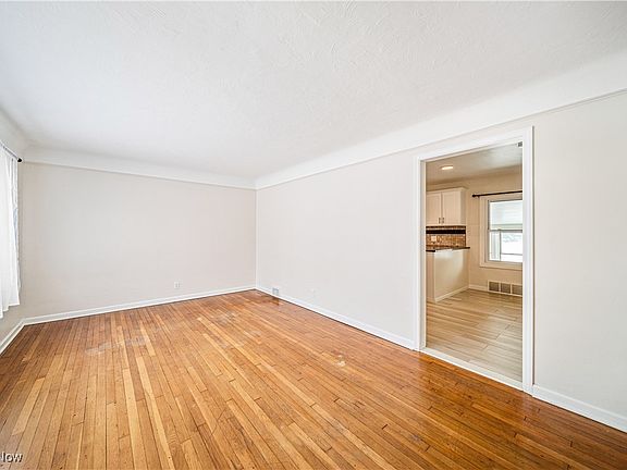 5th image of 37304 Sharpe Ave