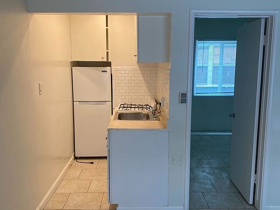 3rd image of 26 Belmont Ave APT 3