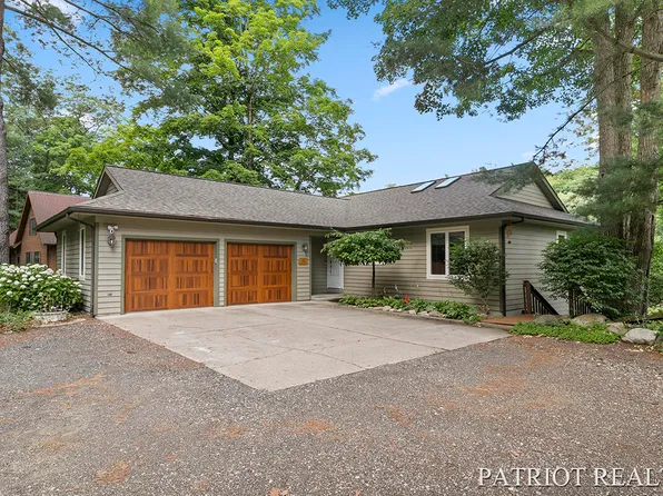 955 Elm St, Newaygo, MI 49337