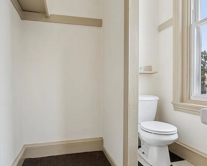 421 N Walnut St — Photo 13