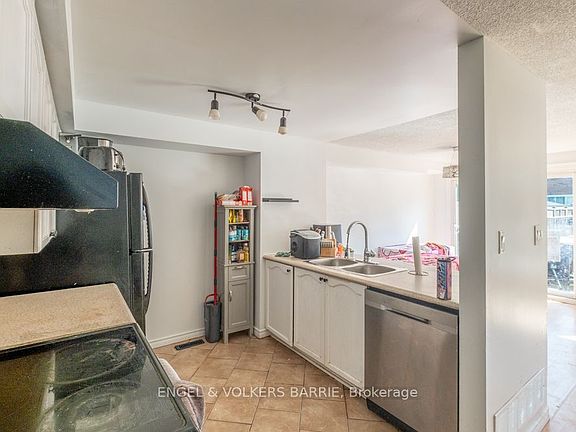 3rd image of 92 Lee Cres