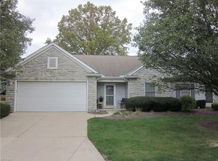 102 Stonehedge Dr, Elyria, OH 44035
