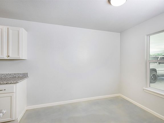 3rd image of 638 Luke St