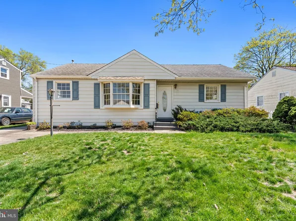 31 Gainor Ave, Maple Shade, NJ 08052