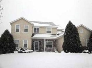 1233 Williams Dr, Mukwonago, WI 53149