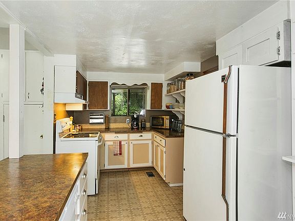 4th image of 18414 Broadway Ave