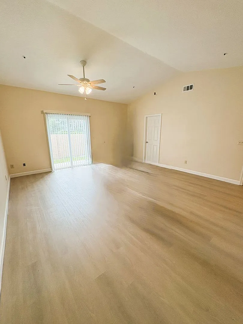 Totally Renovated 2/2 in Oakland Village — Photo 2