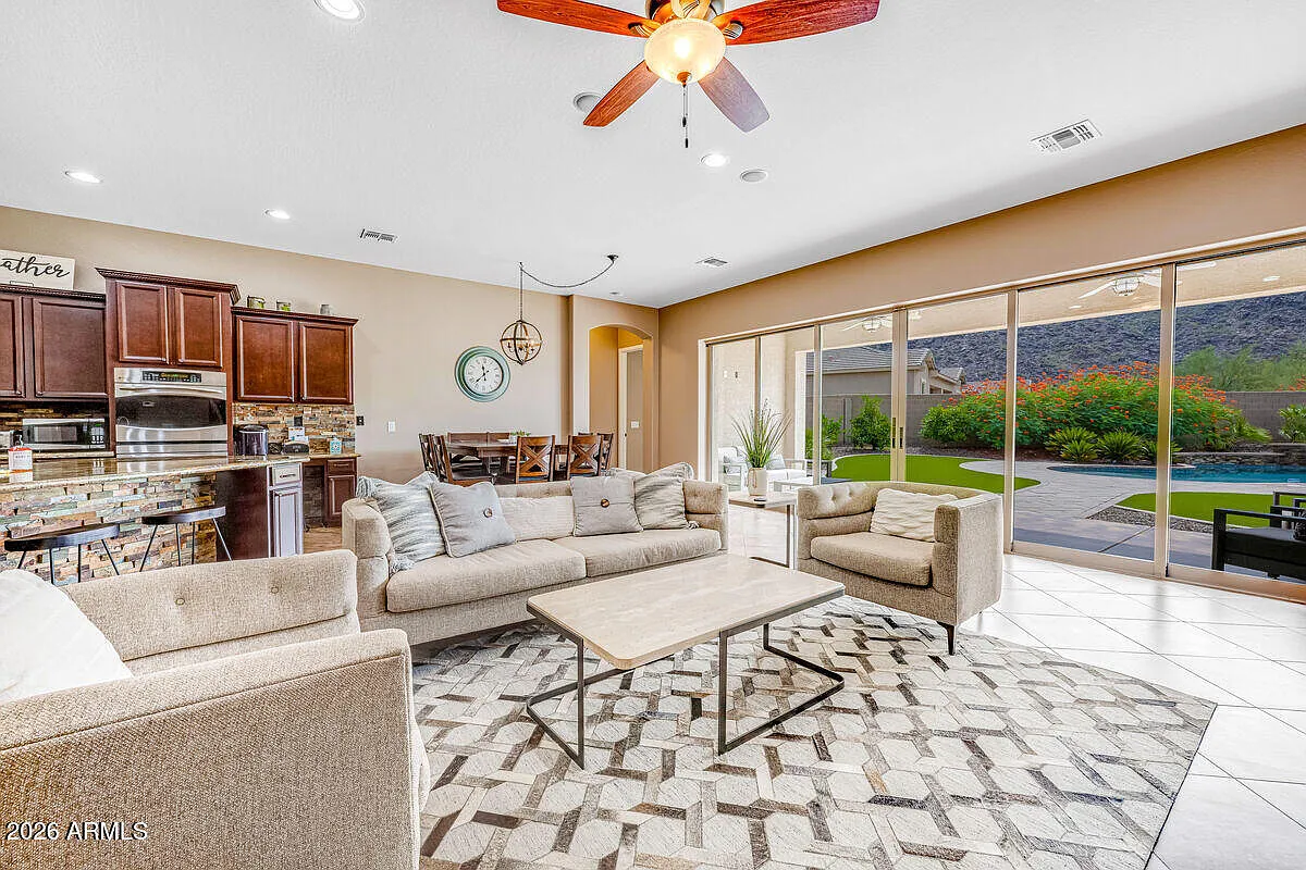 4 bed, 3.0 bath, 3160 sqft, $2,800 — Photo 4