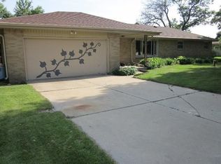 17045 W Homestead Dr, New Berlin, WI 53151