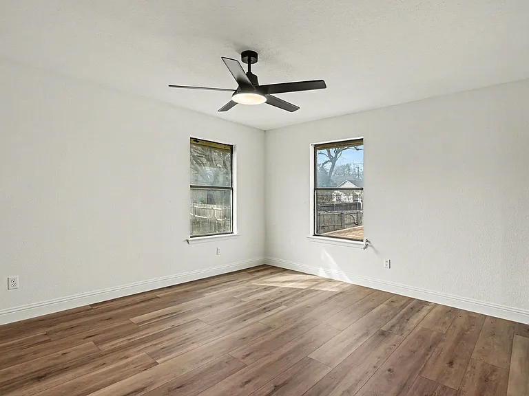 2103 Mistletoe Ave — Photo 11