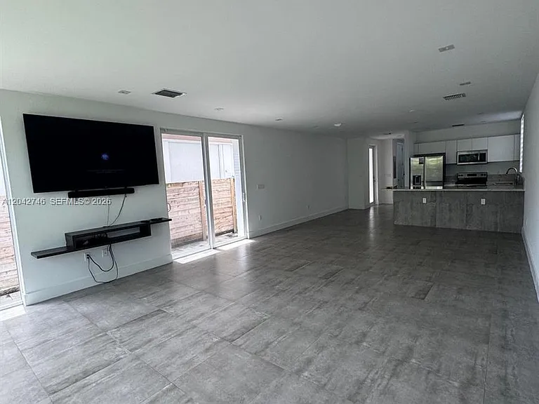 2947 SW 27th Ter #0 — Photo 4