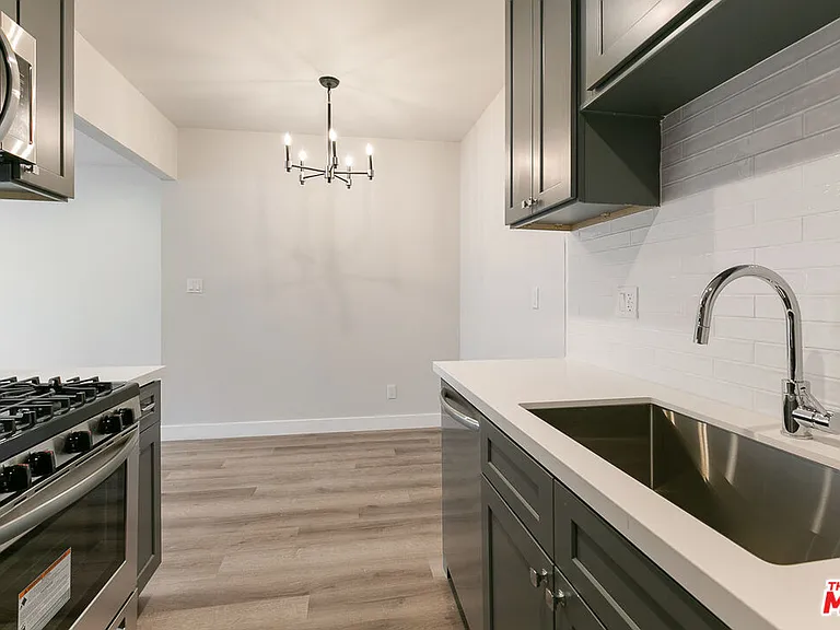 2401 S Sycamore Ave #6 — Photo 5