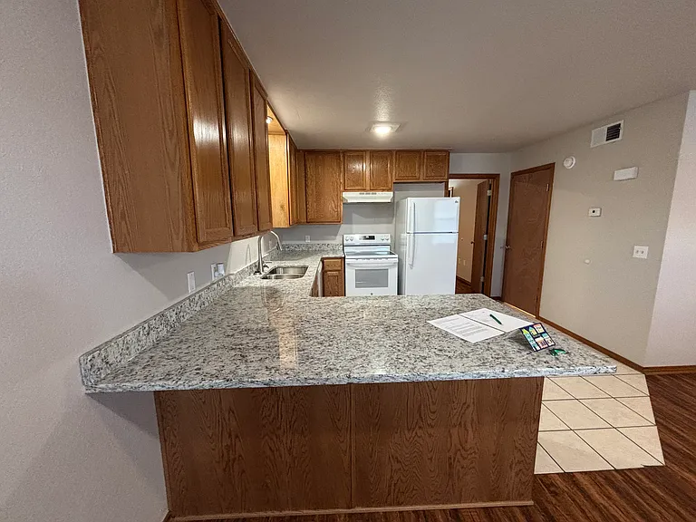 Park Plaza Apartments — Photo 12