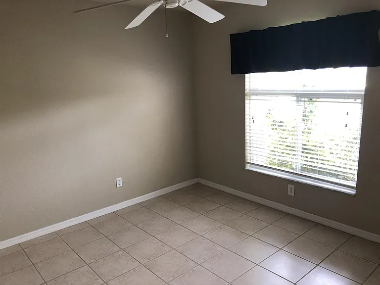 4537 SW 10th Ave — Photo 18