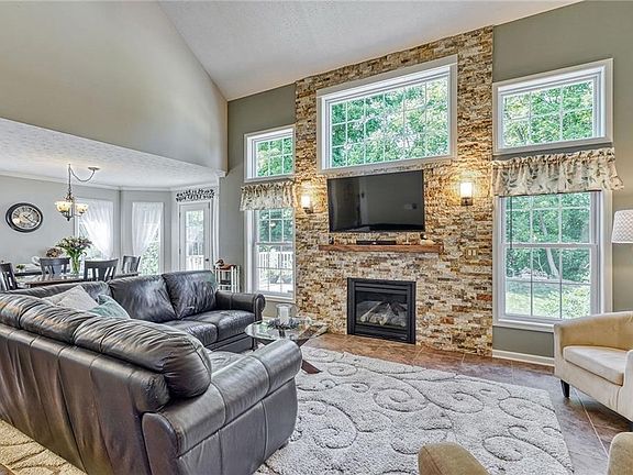 4th image of 74 Carrie Marie Ln