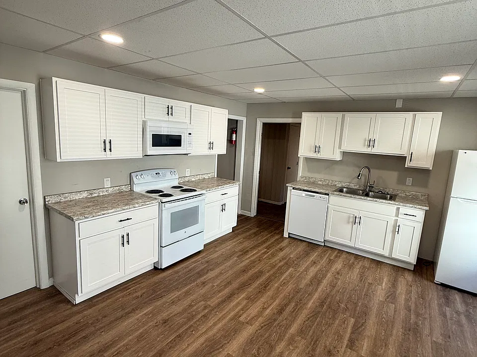 8 Thompson Ct #1
