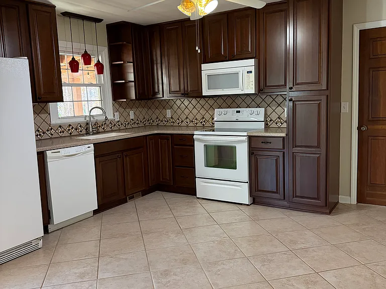 Eat-in Kitchen