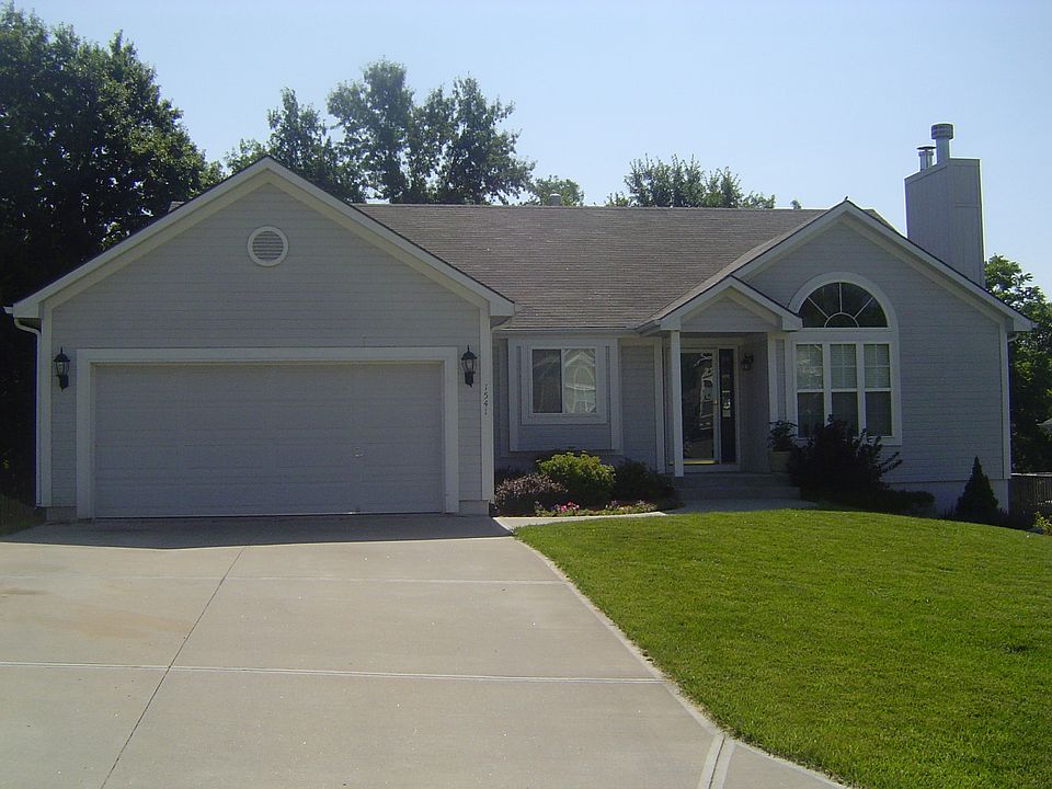 1st image of 1541 S 105th St