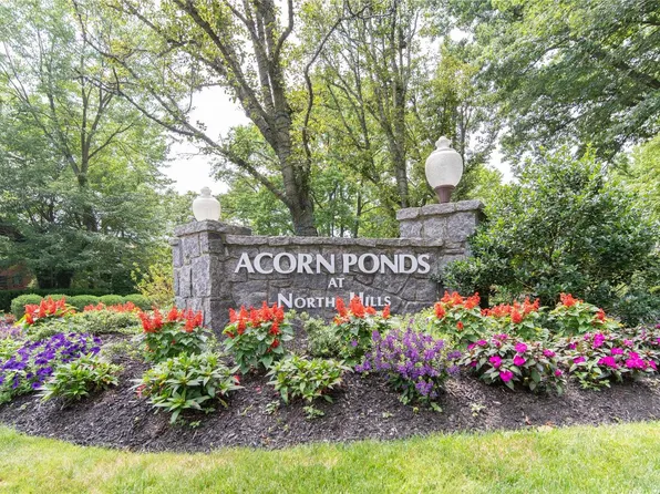53 Chestnut Hill #53, Roslyn, NY 11576