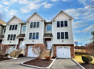 9 Old Oak Dr #401, Brookfield, CT 06804