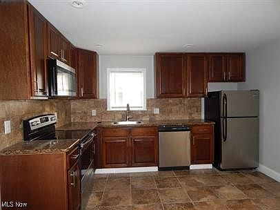 5th image of 3738 Woodridge Rd
