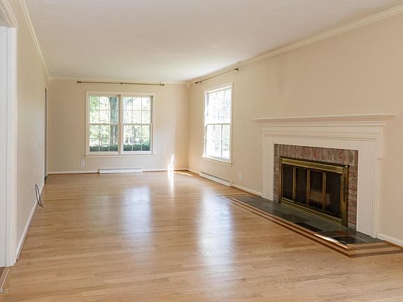 5th image of 2810 Carlyle Dr