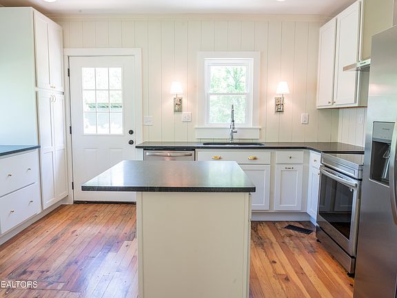4th image of 3412 Garden Dr
