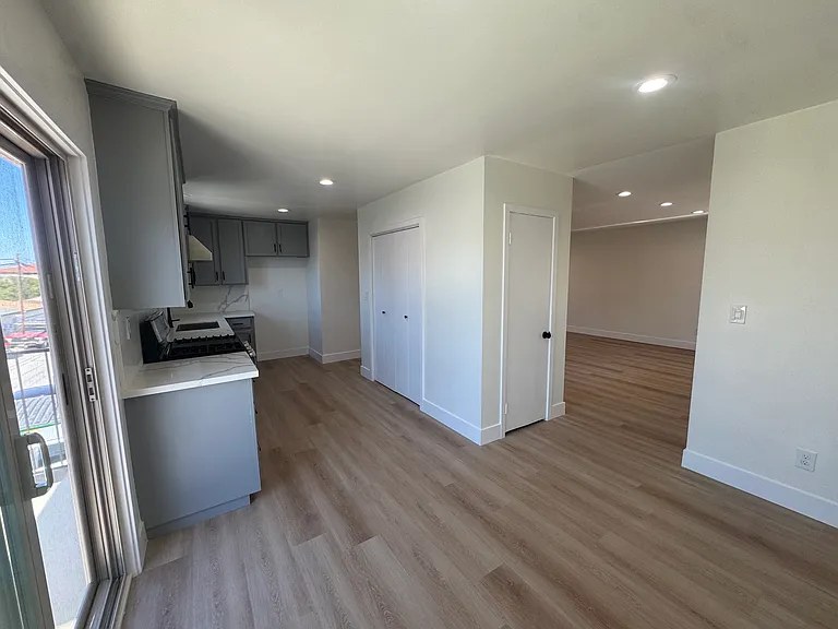 984 W 7th St #4 — Photo 8