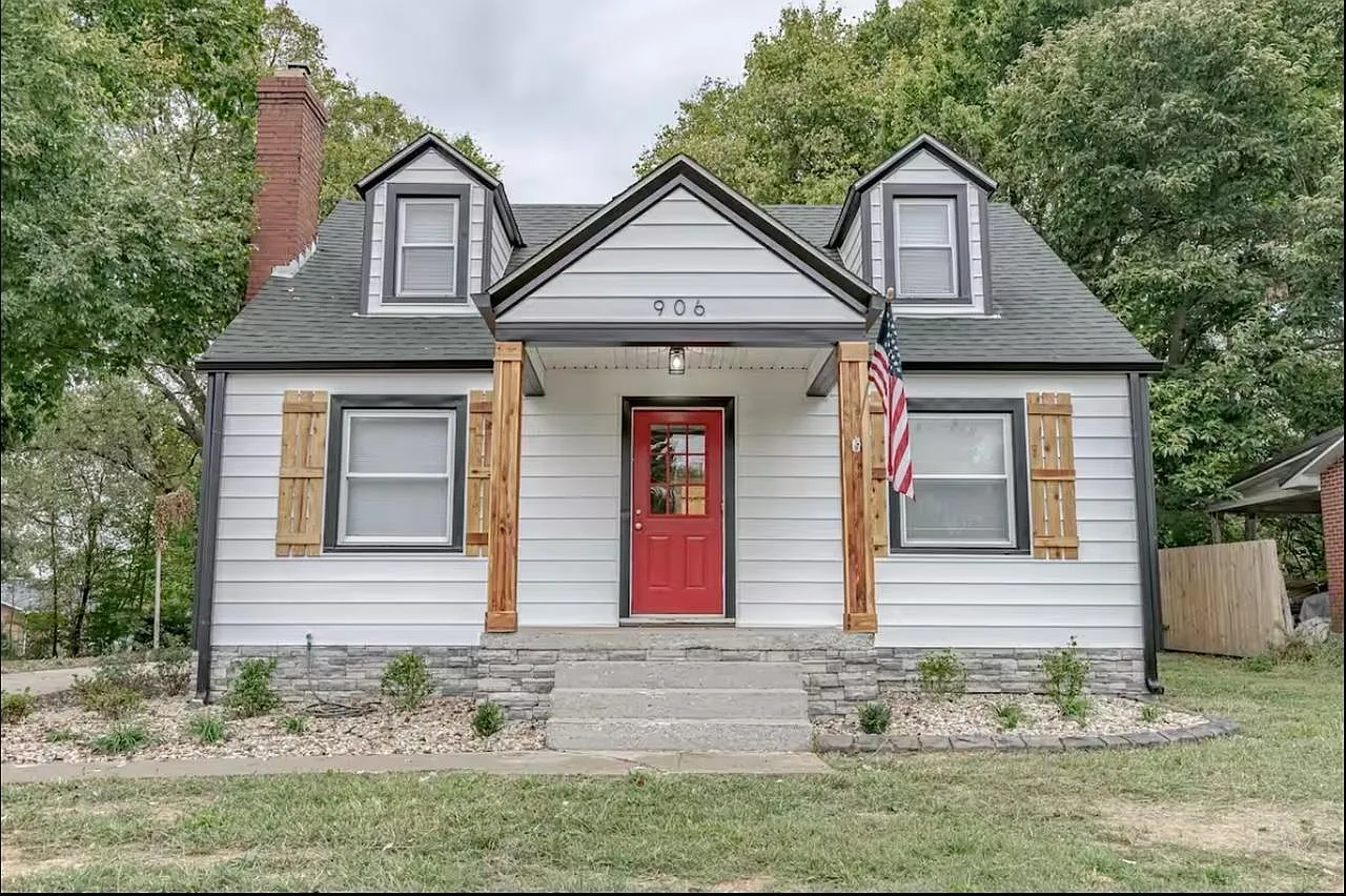 906 N Main St — Photo 1