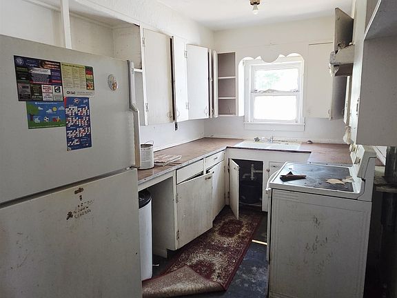 5th image of 1022 N Washington St