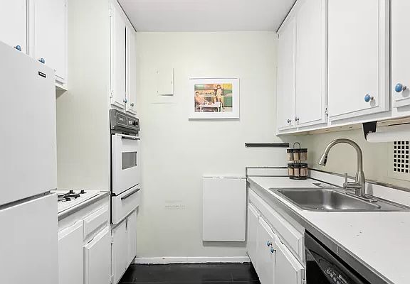 4th image of 16 W 16th St APT 10MN