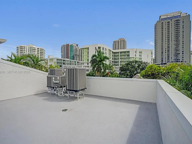 453 SW 5th Ave — Photo 76