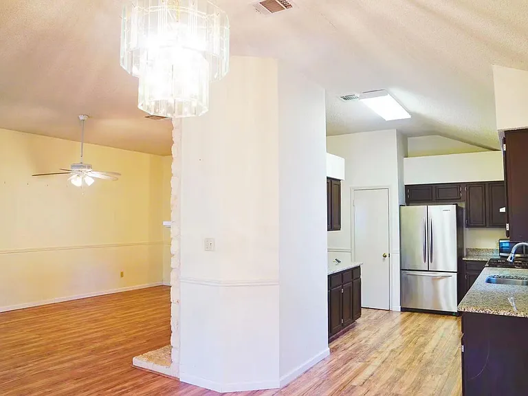 1704 Sycamore St — Photo 7