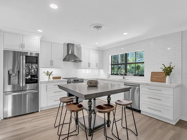 611 Gardenia Ln — Photo 8