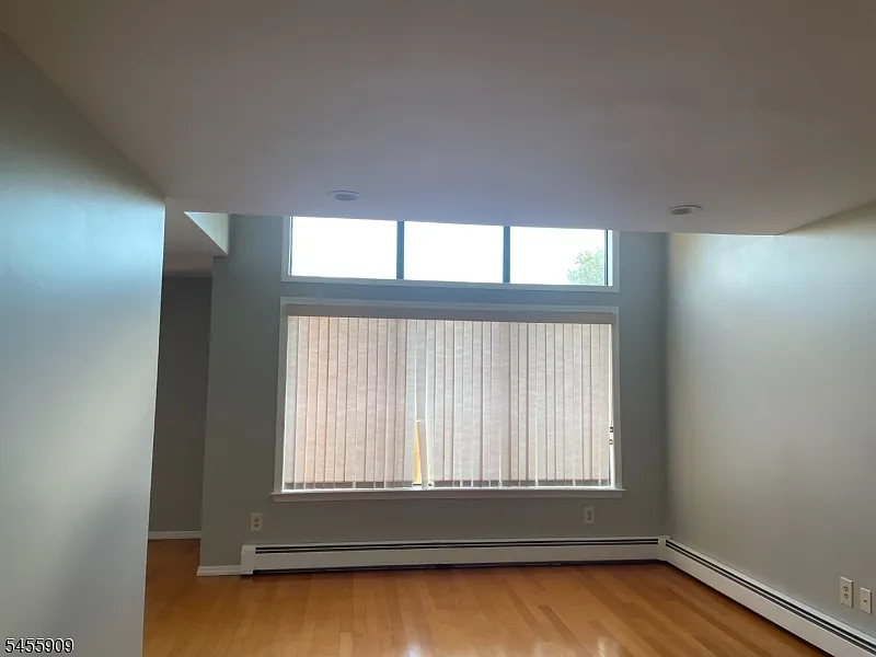 3 bed, 3.5 bath, 2200 sqft, $3,800 — Photo 4