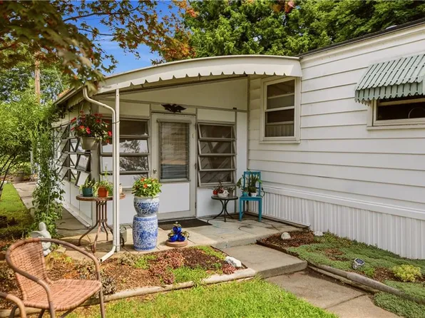 24 North Dr, Portsmouth, RI 02871